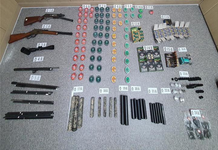 [창원=뉴시스] 강경국 기자 = 경찰에 압수된 불법 총포류. (사진=경남경찰청 제공). 2022.04.13. photo@newsis.com *재판매 및 DB 금지