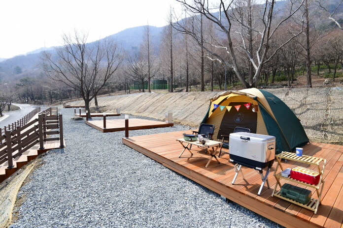 [진주=뉴시스] 진주시 월아산 자연휴양힘 야영데크. *재판매 및 DB 금지