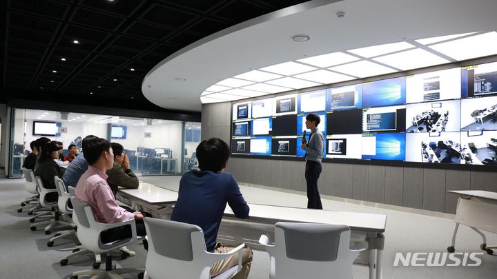 [서울=뉴시스]과학기술정보통신부가 운영하는 실전형 사이버훈련장 오프라인 교육장에서 교육생들이 강의를 듣고 있다. (사진=과학기술정보통신부 제공)