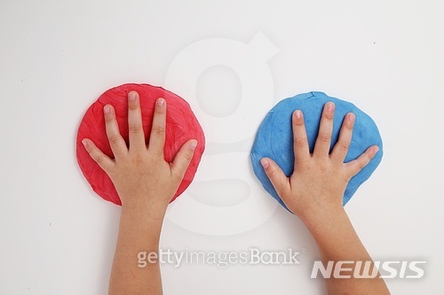 [서울=뉴시스]국내 어린이용 점토(클레이) 제품에서 일정 농도 이상 노출되면 피부·호흡기·눈에 강한 자극을 주고, 장기간 접촉하면 피부 자극·알레르기 증상을 유발할 수 있는 '옥틸이소치아졸리논(OIT)'성분이 검출됐다. 일부 중국산 어린이용 점토 제품에서는 가습기 살균제에 함유돼 1700여 명의 사망자를 낸 '클로로메틸이소티아졸리논(CMIT)'이 확인됐다. (사진= 게티이미지뱅크 제공) 2022.04.13