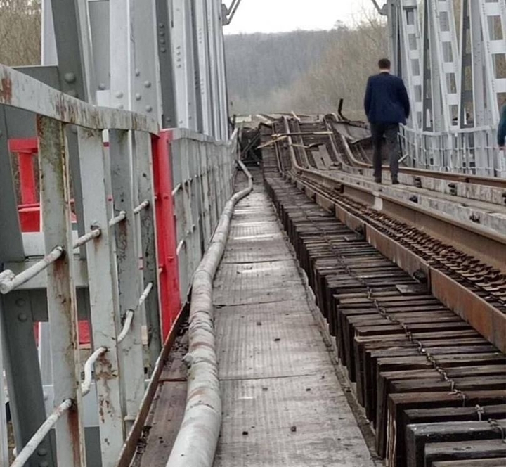 [서울=뉴시스] 지난달 13일(현지시간) 우크라이나 접경 지역 러시아 벨고로트의 철교가 파손된 모습. (사진=드미트리 알페로비치 트위터 갈무리) 2022.05.20. *재판매 및 DB 금지