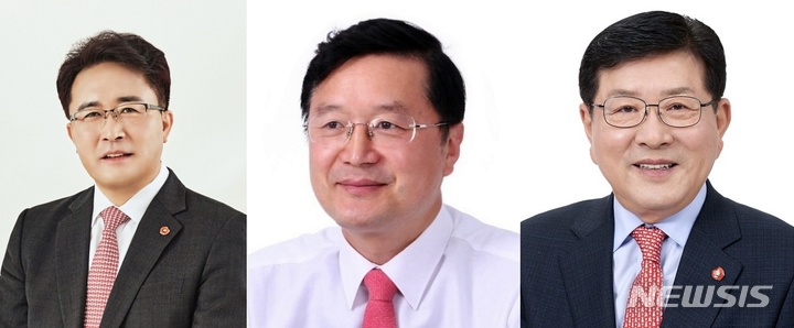 [제주=뉴시스] 양영전 기자 = 국민의힘 공천관리위원회가 13일 광역단체장 1차 경선 후보자 등록 신청을 공고한 가운데 제주에선 문성유(왼쪽부터)·장성철·허향진 후보가 경선 후보자로 선정됐다. (사진=뉴시스DB) 2022.04.13. photo@newsis.com