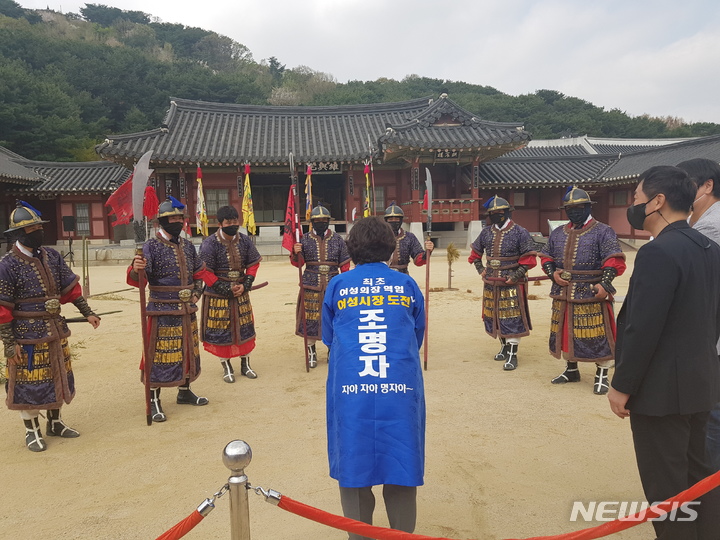 [수원=뉴시스] 12일 조명자 더불어민주당 수원시장 예비후보가 화성행궁을 찾아 무예24기 공연단원들과 간담회를 하고 있다. (조명자 예비후보 캠프 제공)