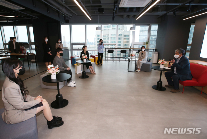 [서울=뉴시스]방송통신위원회는 13일 샌드박스네트워크 사옥에서 크리에이터의 디지털 윤리의식 중요성을 알리기 위해 도티(본명 나희선), 최희, 옐언니(본명 최예린), 조나단을 크리에이터 디지털윤리 홍보대사로 임명했다고 밝혔다. 사진은 한상혁 방통위원장이 홍보대사로 임명된 크리에이터들과 간담회를 진행하고 있는 모습. (사진=방송통신위원회 제공)