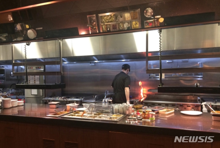 [서울=뉴시스]서울 용산아이파크몰점에 위치한 아웃백 주방에서 12일 직원이 그릴에서 스테이크를 굽고 있다. 2022.04.13.