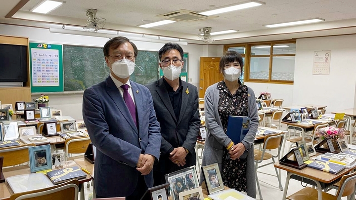 [안산=뉴시스] 13일 김거성 경기도교육감 예비후보가 경기 안산시 4.16민주시민교육원을 방문해 전명선 원장, 이지성 4.16 기억저장소 소장과 함께 기억교실을 둘러보고 있다. 2022.04.13. (사진=김거성 선거캠프 제공) *재판매 및 DB 금지