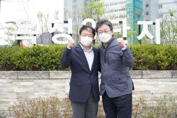 경기지사 출마를 선언한 유승민 전 국민의힘 의원(오른쪽)과 이철호 중앙일보 전 논설주간. (사진=유승민 선대위 제공) *재판매 및 DB 금지