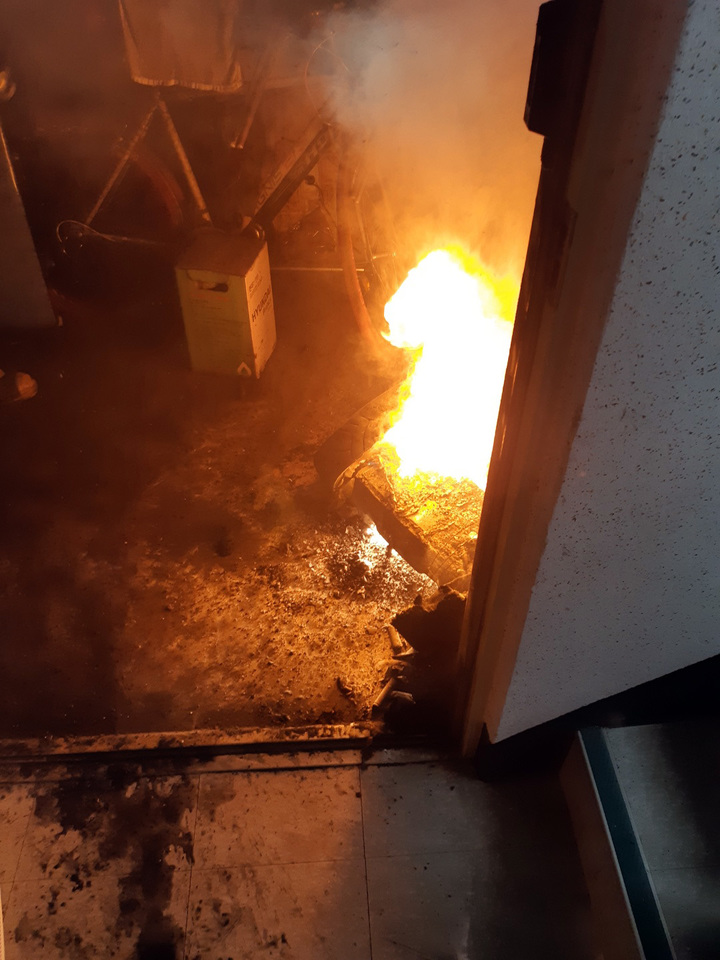 [부산=뉴시스] 부산의 한 아파트 현관에서 불이 났다. (사진=부산소방재난본부 제공) *재판매 및 DB 금지