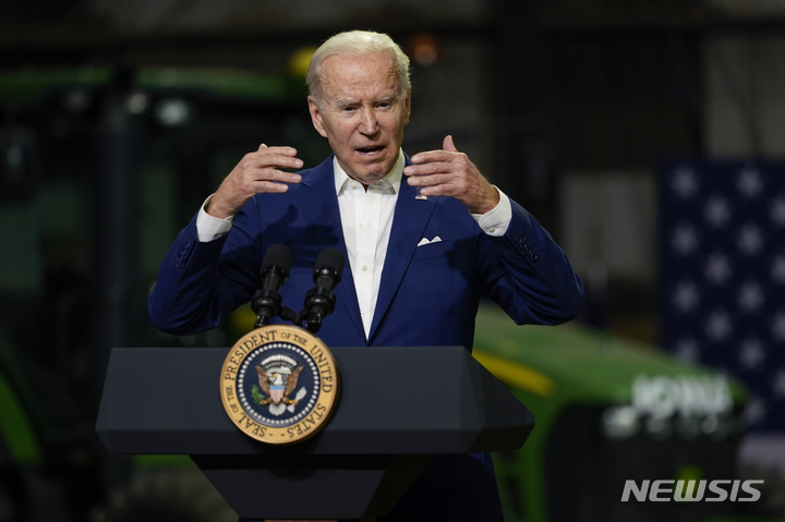 [워싱턴=AP/뉴시스]조 바이든 미국 대통령이 지난 12일(현지시간) 아이오와 멘로 소재 POET 바이오프로세싱 공장에서 연설하는 모습. 2022.04.15.