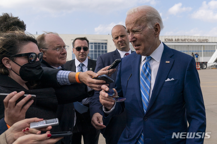 [디모인=AP/뉴시스] 조 바이든 미국 대통령이 지난 12일(현지시간) 미 아이오와주 디모인 국제공항에서 백악관으로 돌아오는 전용기에 탑승하기 전 기자들에게 발언하고 있다. 2022.04.14.