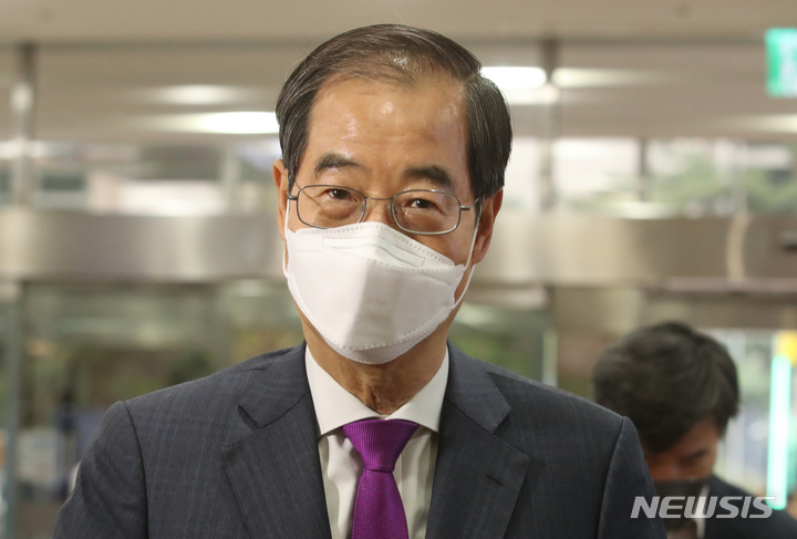 [서울=뉴시스] 김명원 기자 = 한덕수 국무총리 후보자가 13일 오전 서울 종로구 한국생산성본부에 마련된 국회 인사청문회 준비단 사무실로 출근하고 있다. 2022.04.13. kmx1105@newsis.com