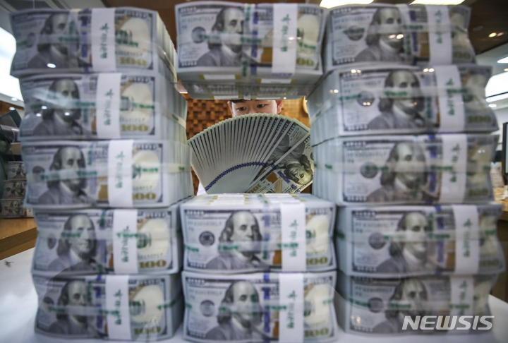 [서울=뉴시스] 정병혁 기자 = 원·달러 환율이 1230원대 아래로 내려간 13일 오전 서울 중구 하나은행 위변조대응센터에서 직원이 달러화를 검수하고 있다. 미 연방준비제도(Fed·연준)의 고강도 긴축 가능성에 1240원대를 근접하던 환율은 인플레이션이 정점에 달했다는 전망이 나오면 3거래일 만에 다시 1230원 아래로 내려갔다. 2022.04.13. jhope@newsis.com