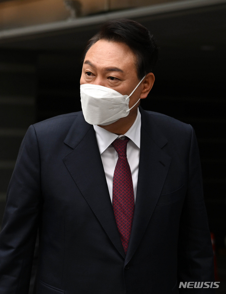 [서울=뉴시스] 인수위사진기자단 = 윤석열 대통령 당선인이 13일 오전 서울 종로구 통의동 제20대 대통령직인수위원회로 출근하고 있다. 2022.04.13. photo@newsis.com