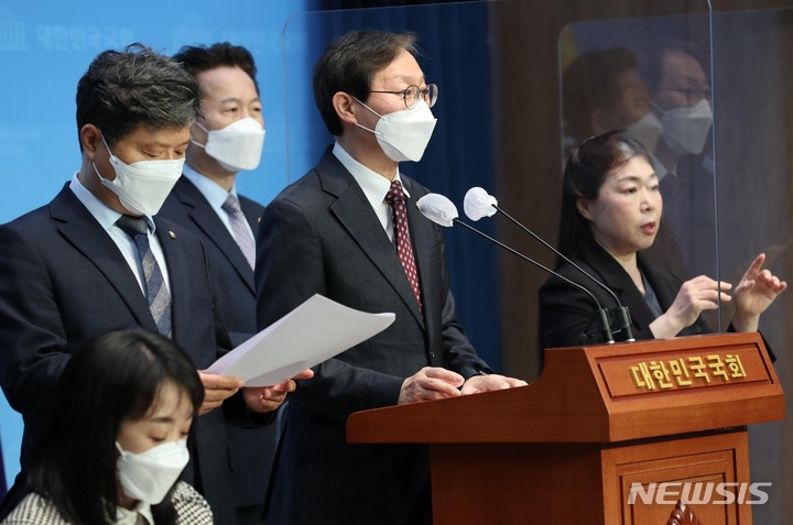 [서울=뉴시스] 최진석 기자 = 국회 보건복지위 여당 간사인 김성주 더불어민주당 의원과 보건복지위 소속 의원들이 13일 오전 서울 여의도 국회 소통관에서 정호영 보건복지부 장관 후보자 지명 철회 촉구 기자회견을 하고 있다. (공동취재사진) 2022.04.13. photo@newsis.com