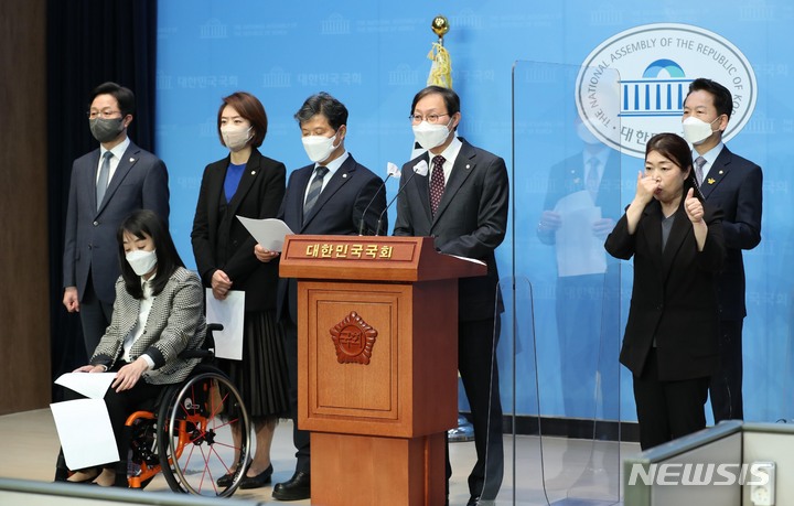 [서울=뉴시스] 최진석 기자 = 국회 보건복지위 여당 간사인 김성주(오른쪽 세번째) 더불어민주당 의원과 보건복지위 소속 의원들이 지난 13일 오전 서울 여의도 국회 소통관에서 정호영 보건복지부 장관 후보자 지명 철회 촉구 기자회견을 하고 있다. (공동취재사진) 2022.04.13. photo@newsis.com