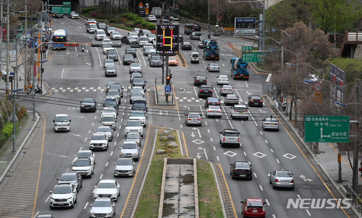 [서울=뉴시스] 이영환 기자 = 국토교통부는 13일 2022년 1분기 자동차 누적 등록 대수는 2507만대로 전 분기 대비 15만9천대가 증가했다고 밝혔다. 국내 자동차 등록 대수가 2500만대를 돌파해 국민 2명당 1대의 자동차를 보유한 셈이다. 누적 점유율은 국산차 2206만9000대, 수입차 300만1000대로 나타났다. 사진은 이날 오전 서울 시내 도로의 자동차. 2022.04.13. 20hwan@newsis.com