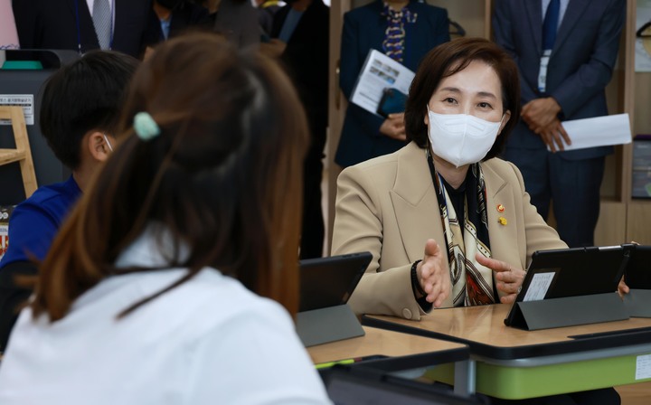 [서울=뉴시스] 유은혜 사회부총리 겸 교육부 장관이 지난 13일 전북 남원시 덕화초등학교를 방문해 미래형 학습환경 관련 현장 의견을 청취하고 있다. (사진=교육부 제공) 2022.04.20. photo@newsis.com *재판매 및 DB 금지