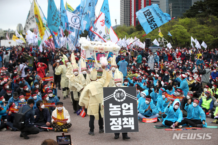 [서울=뉴시스] 김선웅 기자 = 한국농축산연합회, 농민의길, 전국어민회총연맹 등 농어민 단체가 13일 서울 여의도공원에서 전국농어민대회를 열고 포괄적·점진적 환태평양경제동반자협정(CPTPP)가입 반대를 촉구하고 있다. 2022.04.13. mangusta@newsis.com