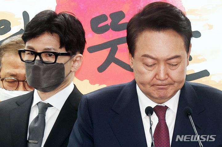 [서울=뉴시스] 인수위사진기자단 = 윤석열 대통령 당선인이 13일 서울 종로구 통의동 인수위 브리핑룸에서 열린 2차 내각 발표에서 한동훈 법무부 장관 후보자를 소개하고 있다.2022.04.13. photo@newsis.com