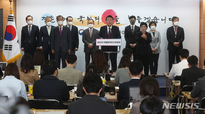 [서울=뉴시스] 인수위사진기자단 = 윤석열 대통령 당선인이 13일 서울 종로구 통의동 인수위 브리핑룸에서 2차 내각 발표를 하고 있다. 왼쪽부터 조승환 해양수산부 장관, 이상민 행정안전부 장관, 한덕수 국무총리 후보자, 권영세 통일부 장관, 김인철 사회부총리 겸 교육부 장관, 윤 당선인, 한동훈 법무부 장관 후보자, 수화통역사, 한화진 환경부 장관, 김대기 대통령 비서실장 후보자. 2022.04.13. photo@newsis.com