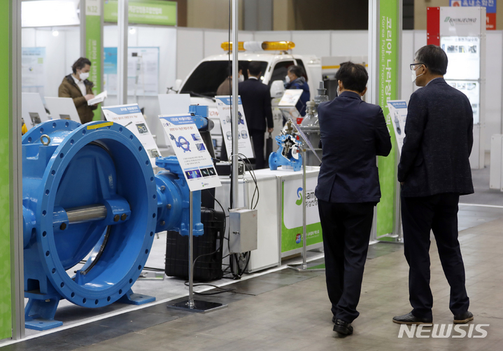 [고양=뉴시스] 고승민 기자 = 지난 4월13일 경기 고양시 킨텍스에서 열린 코리아 나라장터 엑스포 2022를 찾은 관람객들이 부스를 돌아보고 있다. 2022.04.13. kkssmm99@newsis.com