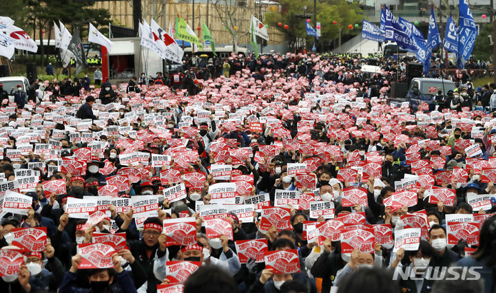 [서울=뉴시스] 최동준 기자 = 민주노총이 지난 13일 서울 종로구 종묘공원에서 집회를 열고 새 정부 노동정책 규탄, 대화를 촉구하고 있다. 2022.04.13. photocdj@newsis.com