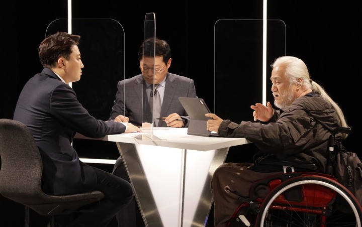 [서울=뉴시스] 사진공동취재단 = 이준석(왼쪽) 국민의힘 대표와 박경석(오른쪽) 전국장애인차별철폐연대 상임공동대표가 13일 오후 서울 마포구 상암동 JTBC프로그램 ‘썰전라이브’ 생방송에서 일대일 토론을 하고 있다. 2022.04.13. photo@newsis.com