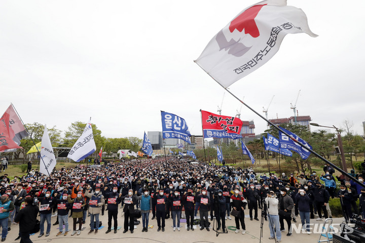 [서울=뉴시스] 최동준 기자 = 민주노총이 13일 서울 종로구 종묘공원에서 집회를 열고 새 정부 노동정책 규탄, 대화를 촉구하고 있다. 2022.04.13. photocdj@newsis.com