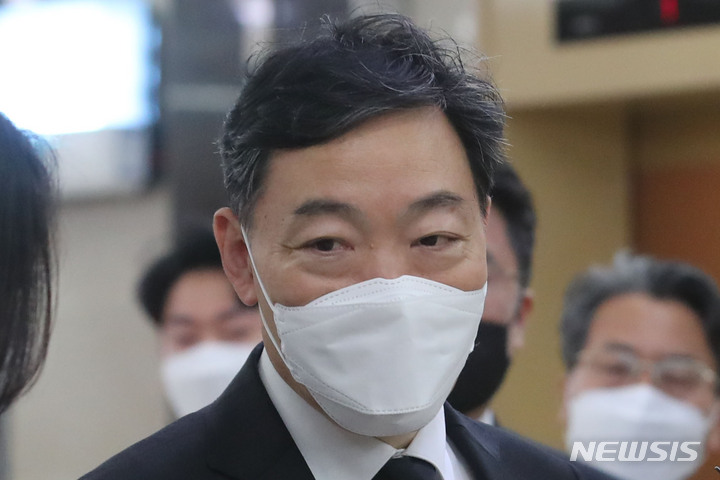 [서울=뉴시스] 권창회 기자 = 김오수 검찰총장이 13일 오후 서울 양천구 이대목동병원 장례식장에 마련된 서울남부지검 투신 검사 빈소를 조문하기 위해 들어서고 있다. 2022.04.13. kch0523@newsis.com