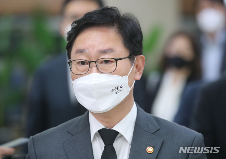 [서울=뉴시스] 권창회 기자 = 박범계 법무부 장관이 지난 13일 오후 서울 양천구 이대목동병원 장례식장에 마련된 서울남부지검 투신 검사 빈소를 조문하기 위해 들어서고 있다.  2022.04.13. kch0523@newsis.com