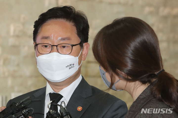 [서울=뉴시스] 권창회 기자 = 박범계 법무부장관이 13일 오후 서울 양천구 이대목동병원 장례식장에 마련된 서울남부지검 투신 검사 빈소를 조문하기 위해 들어서고 있다. 2022.04.13. kch0523@newsis.com