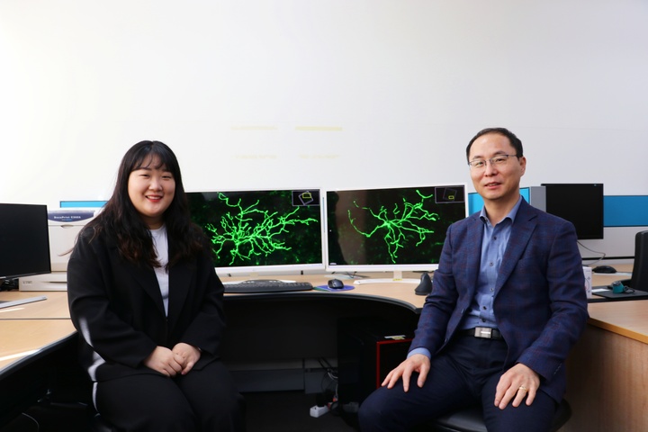 (오른쪽에서 왼쪽으로) DGIST 뇌과학과 유성운 교수, 남혜리 박사과정생. *재판매 및 DB 금지
