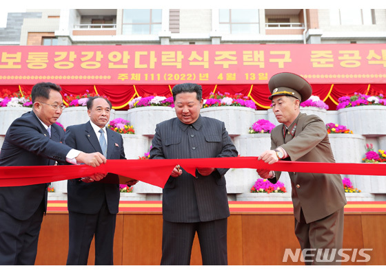 [서울=뉴시스] 14일 북한 조선노동당 기관지 노동신문은 지난 13일 김정은 당 총비서 겸 국무위원장이 보통강 강안 다락식 주택구 준공식에 참석했다고 보도했다. (사진=노동신문 홈페이지 갈무리) 2022.04.14