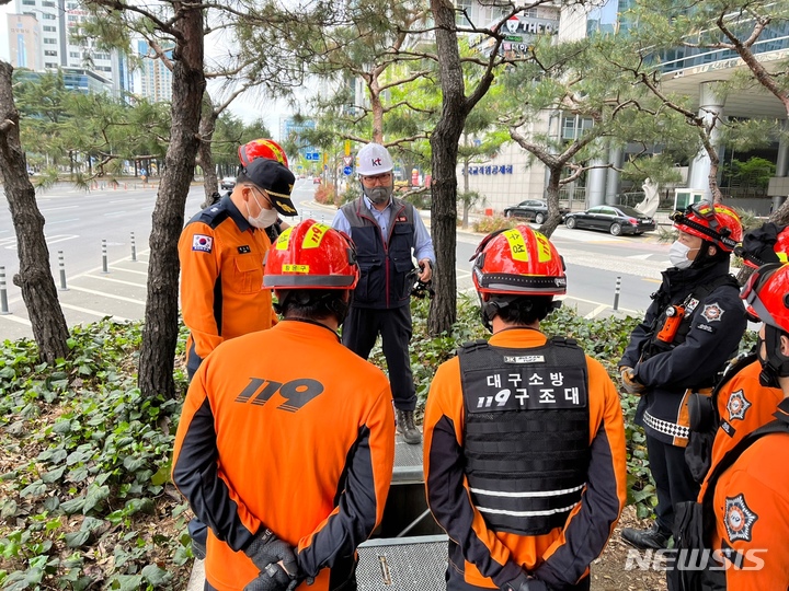 [대구=뉴시스]김정화 기자 = 대구 수성소방서는 위기상황 대처능력 제고를 위해 지하통신구 사고 대비 특별 구조훈련을 실시했다. (사진 = 대구 수성소방서 제공) 2022.04.14. photo@newsis.com