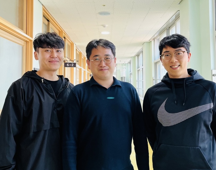 [광주=뉴시스] 100주년 어린이날을 맞아 '어린이를 위한 선물' 제작한 광주 초등학교 3명. (사진 제공 = 광주교육청) *재판매 및 DB 금지