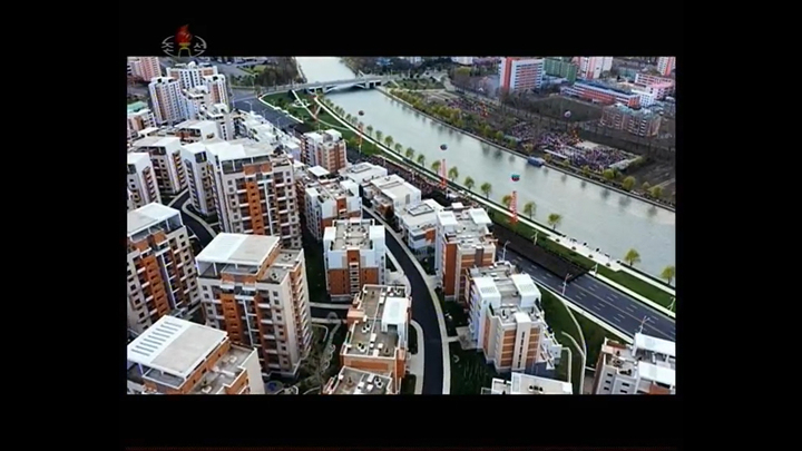 [서울=뉴시스] 보통강 강안 다락식 주택구. 2022.04.14. (사진=조선중앙TV 갈무리) *재판매 및 DB 금지