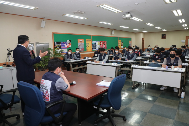 [창원=뉴시스] 강경국 기자 = 허성무 경남 창원특례시장이 13일 두산에너빌리티 노동조합 사무실을 방문해 집행부 및 대의원들과 간담회를 갖고 있다. (사진=창원시청 제공). 2022.04.14. photo@newsis.com *재판매 및 DB 금지