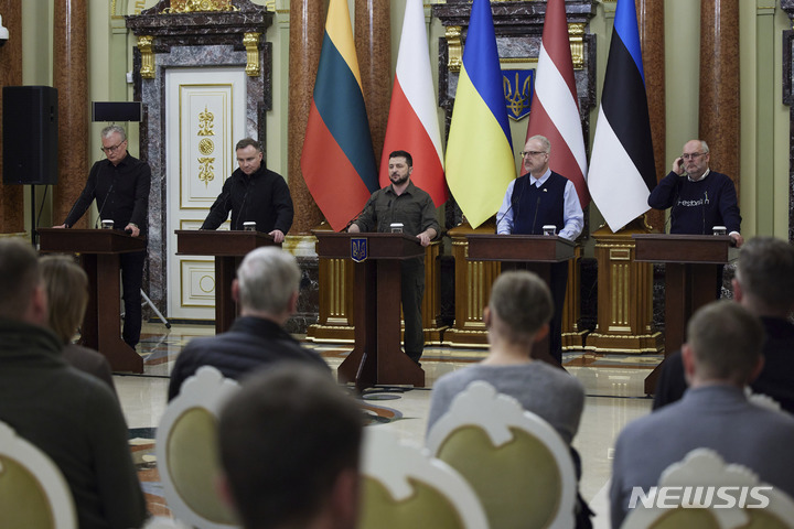 [키이우=AP/뉴시스] 13일(현지시간) 우크라이나를 지지방문한 폴란드와 발트3국 정상들이 볼로디미르 젤렌스키 우크라이나 대통령(가운데)과 정상회담 후 공동 기자회견을 하고 있다. 왼쪽부터 기타나스 나우세다 리투아니아 대통령, 안제이 두다 폴란드 대통령, 젤렌스키 대통령, 에길스 레비츠 라트비아 대통령, 알라르 카리스 에스토니아 대통령. 2022.04.14.