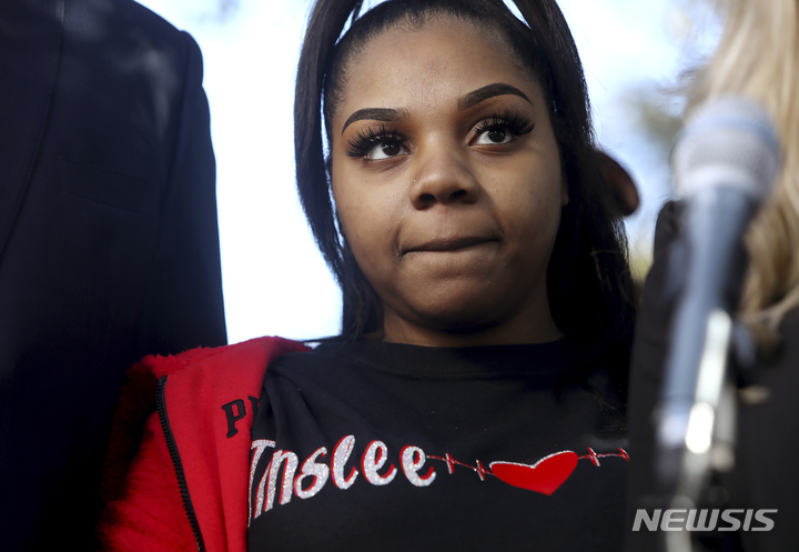 [포트워스(미 텍사스주)=AP/뉴시스]틴슬리 루이스의 어머니 트리니티 루이스가 2020년 1월6일 텍사스주 포트워스의 쿡 아동병원 앞에서 기자회견을 하고 있다. 그녀는 딸에 대한 연명 치료를 중단하겠다는 병원의 결정에 반대, 법정 소송으로 치료를 계속했다. 틴슬리는 결국 건강을 회복해 지난 7일 퇴원했다. 2022.4.14