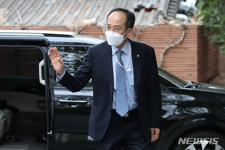 [서울=뉴시스] 인수위사진기자단 = 추경호 경제부총리 겸 기획재정부 장관 후보자. 2022.04.14. photo@newsis.com