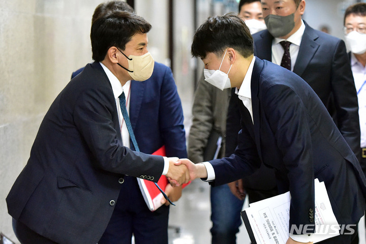 [서울=뉴시스] 김선웅 기자 = 국민의힘 이준석 대표가 14일 서울 여의도 국회에서 열린 최고위원회의에 참석하며 강원도지사직에 도전하는 김진태 전 의원과 인사를 하고 있다. (공동취재사진) 2022.04.14. photo@newsis.com