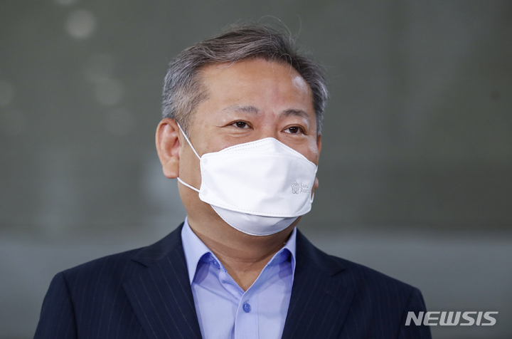 [서울=뉴시스] 정병혁 기자 = 이상민 행정안전부 장관 후보자가 14일 오전 서울 종로구 광화문 인근에 마련된 인사청문회 준비 사무실로 출근하며 취재진의 질문에 답하고 있다. 2022.04.14. jhope@newsis.com