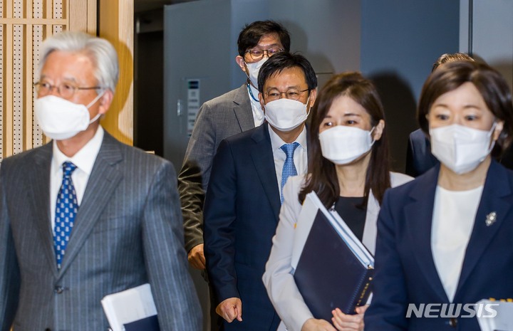 [서울=뉴시스] 사진공동취재단 = 주상영 금융통화위원회 의장 직무대행이 14일 오전 서울 중구 한국은행에서 열린 금융통화위원회 본회의에 참석하고 있다. 2022.04.14. photo@newsis.com