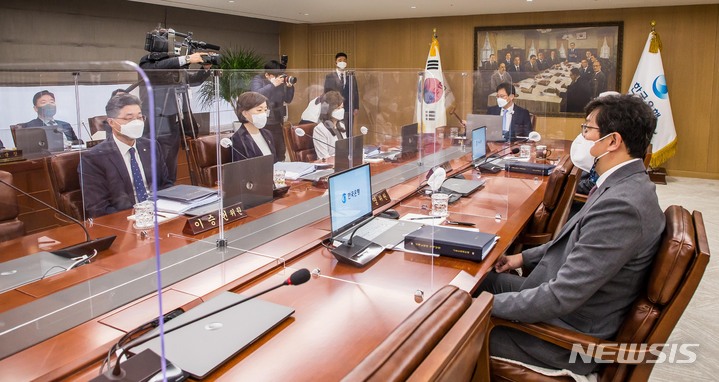 [서울=뉴시스] 사진공동취재단 = 주상영 금융통화위원회 의장 직무대행이 14일 오전 서울 중구 한국은행에서 열린 금융통화위원회 본회의를 주재하고 있다. 2022.04.14. photo@newsis.com