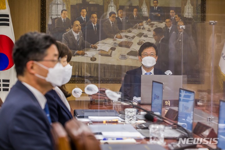 [서울=뉴시스] 사진공동취재단 = 주상영 금융통화위원회 의장 직무대행이 14일 오전 서울 중구 한국은행에서 열린 금융통화위원회 본회의를 주재하고 있다. 2022.04.14. photo@newsis.com