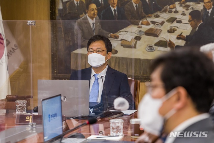 [서울=뉴시스] 사진공동취재단 = 주상영 금융통화위원회 의장 직무대행이 14일 오전 서울 중구 한국은행에서 열린 금융통화위원회 본회의를 주재하고 있다. 2022.04.14. photo@newsis.com