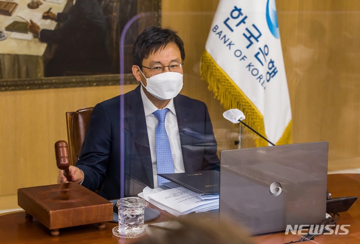 [서울=뉴시스] 사진공동취재단 = 주상영 금융통화위원회 의장 직무대행이 14일 오전 서울 중구 한국은행에서 열린 금융통화위원회 본회의를 주재하고 있다. 2022.04.14. photo@newsis.com