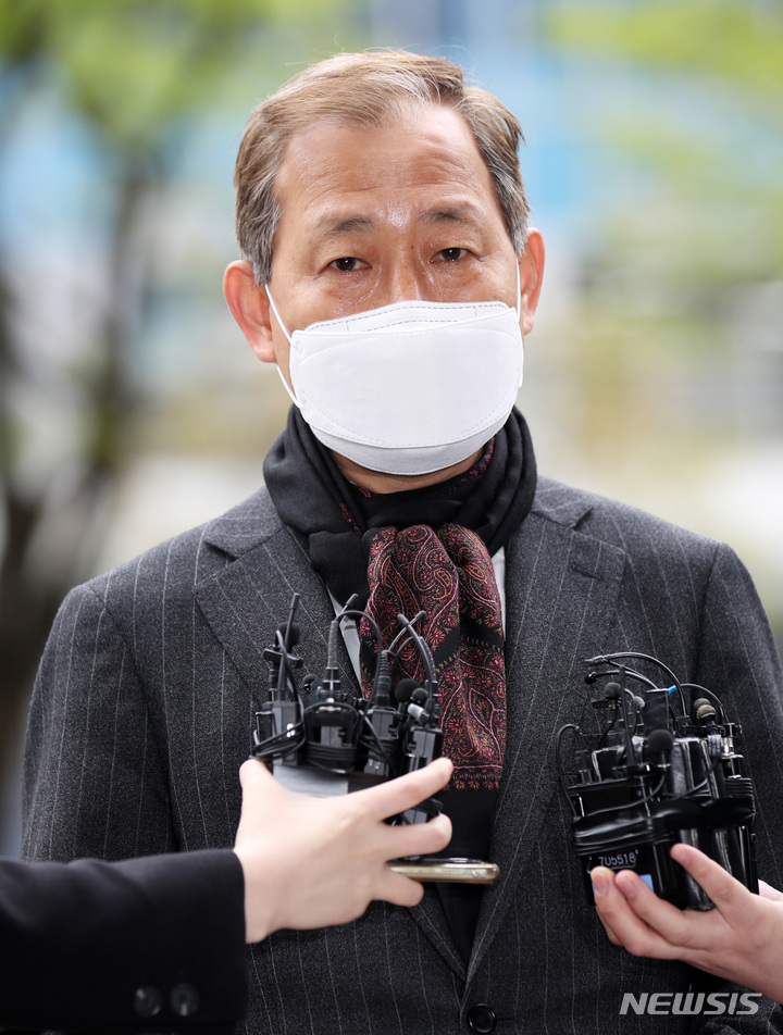 [서울=뉴시스] 고범준 기자 = 김인철 사회부총리 겸 교육부 장관 후보자가 14일 오전 인사청문회 준비 사무실이 마련된 서울 영등포구 한국교육시설안전원으로 출근하며 취재진 질문에 답변하고 있다. 2022.04.14. bjko@newsis.com