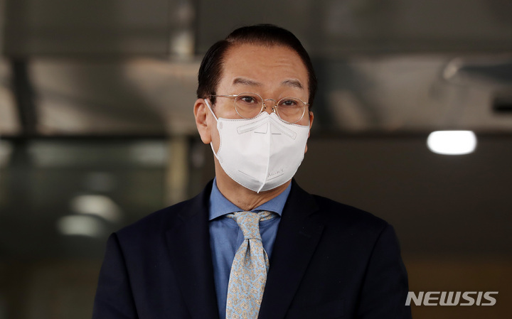 [서울=뉴시스] 이영환 기자 = 권영세 통일부 장관 후보자가 14일 오전 서울 종로구 남북회담본부에 마련된 청문회 준비 사무실로 출근해 취재진의 질문에 답하고 있다. 2022.04.14. 20hwan@newsis.com