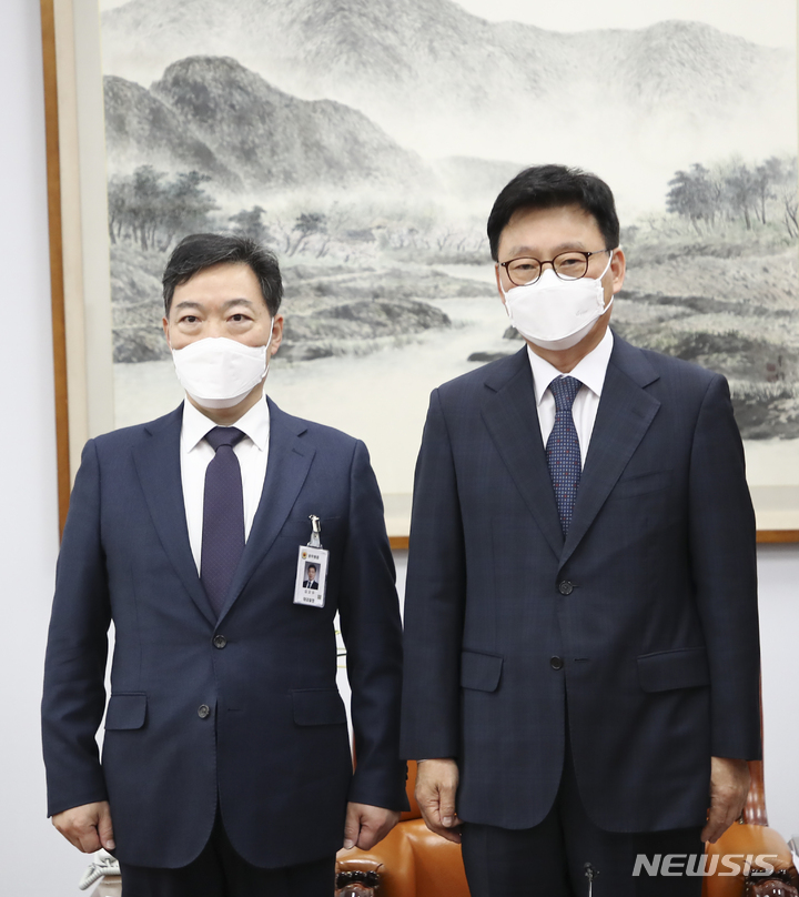 [서울=뉴시스] 최진석 기자 = 김오수(왼쪽) 검찰총장이 14일 오전 국회 법제사법위원회 위원장실 찾아 박광온 국회 법사위원장과 기념촬영을 하고 있다. 김 검찰총장은 면담에 앞서 국회에 도착해 '검수완박' 반대입장을 밝혔다. (공동취재사진) 2022.04.14. photo@newsis.com